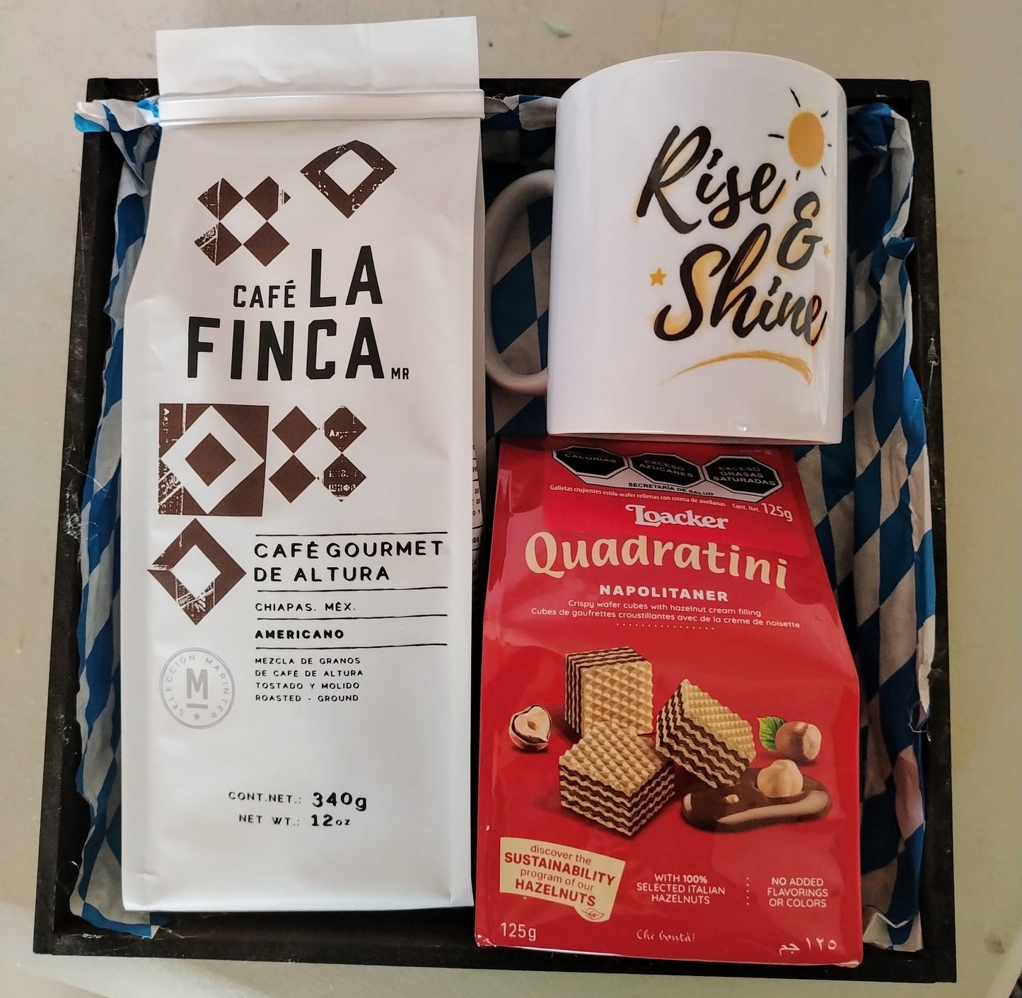 Box de regalo con café molido, galletas y taza 