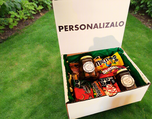 Caja personalizada con dulces snacks chocolates. Todo motivo