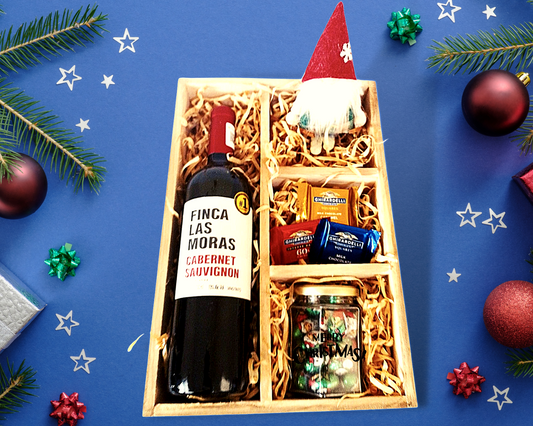 box navideño con vino chocolates y adorno navideño